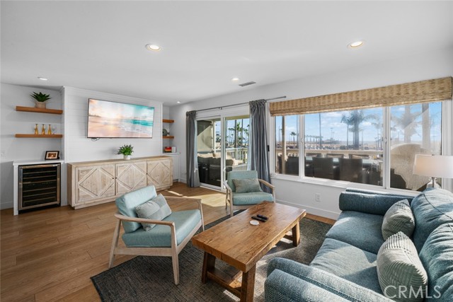 Detail Gallery Image 34 of 41 For 700 E Oceanfront, Newport Beach,  CA 92661 - 4 Beds | 3 Baths