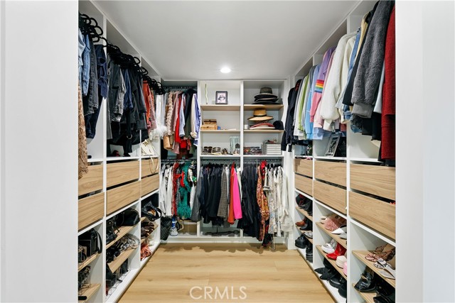 Detail Gallery Image 17 of 75 For 22269 Avenue San Luis, Woodland Hills,  CA 91364 - 5 Beds | 5/1 Baths