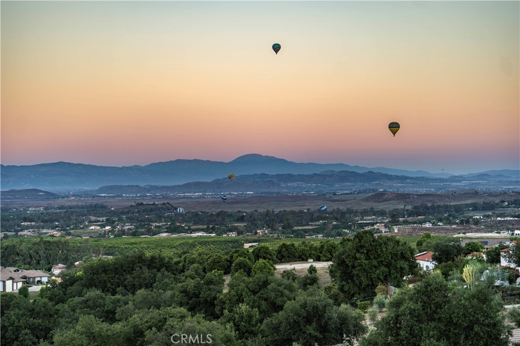 https://media.crmls.org/medias/7aaa1c13-4900-4eaf-80cd-e1c7ead907f9.jpg?preset=X-Large