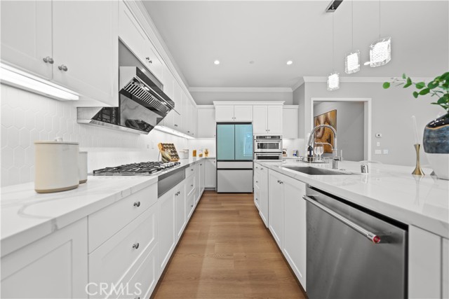 Detail Gallery Image 10 of 55 For 100 Henderson, Irvine,  CA 92620 - 4 Beds | 4/1 Baths