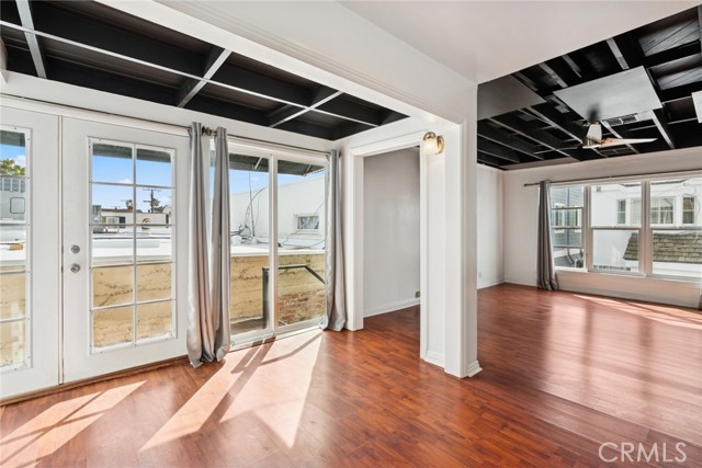 Detail Gallery Image 3 of 21 For 305 Marine, Newport Beach,  CA 92662 - 2 Beds | 1 Baths