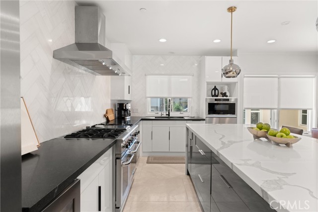 302 Carnation Avenue, Corona del Mar CA: https://media.crmls.org/medias/7ab1f6f1-0124-45dc-9b30-bdb870d1109b.jpg