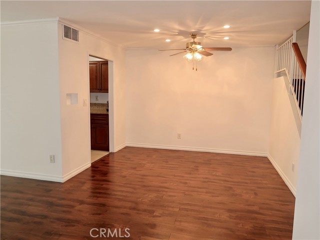 Detail Gallery Image 6 of 37 For 8055 Canby Ave #5,  Reseda,  CA 91335 - 3 Beds | 2/1 Baths