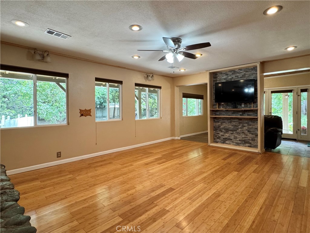 https://media.crmls.org/medias/7ab73319-fe18-44ce-ad0f-5e817bbc1f66.jpg?preset=X-Large