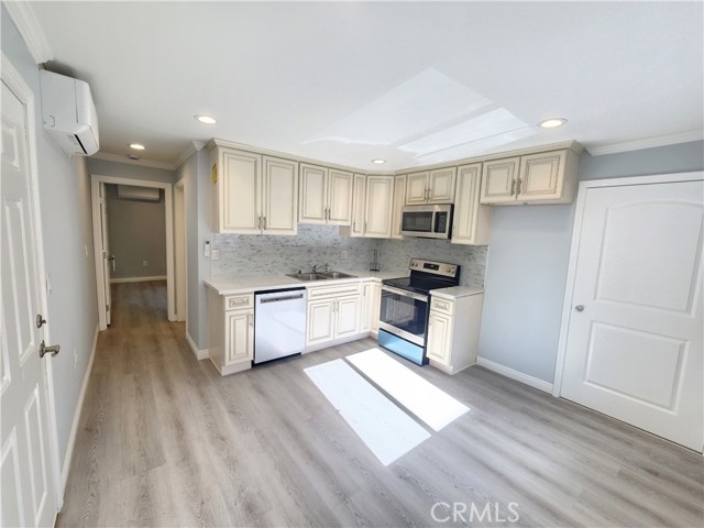 Detail Gallery Image 3 of 13 For 21217 De La Guerra St #B,  Woodland Hills,  CA 91364 - 1 Beds | 1 Baths