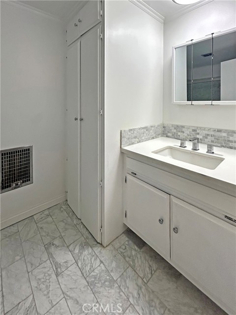 Detail Gallery Image 6 of 19 For 7949 Selma Ave, #2,  Los Angeles,  CA 90046 - 2 Beds | 2 Baths