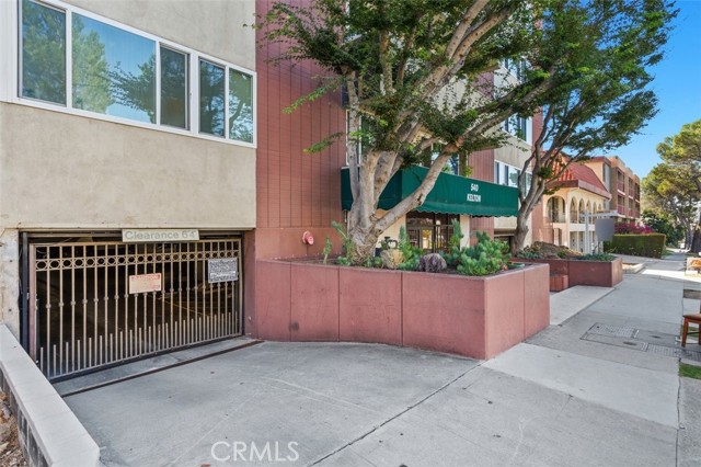 540 Kelton Avenue, Los Angeles CA: https://media.crmls.org/medias/7aba77e0-c87a-4c6d-bb1f-d7981d704f71.jpg