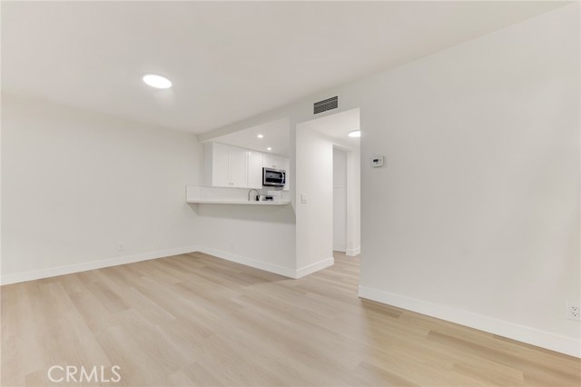 Detail Gallery Image 11 of 41 For 18423 Collins St a,  Tarzana,  CA 91356 - 2 Beds | 1/1 Baths