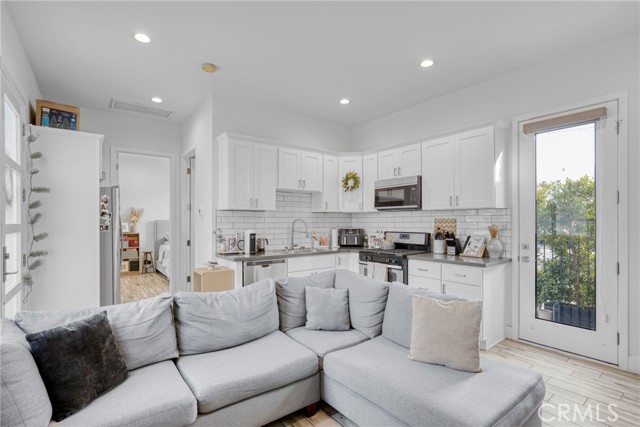 Detail Gallery Image 3 of 11 For 7302 Woodley, Van Nuys,  CA 91406 - 1 Beds | 1 Baths