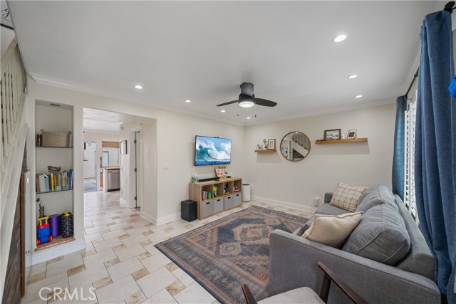 201 W Alton Ave, Santa Ana CA: https://media.crmls.org/medias/7abda22f-44cd-446e-8b6e-be9e3e2a37e1.jpg