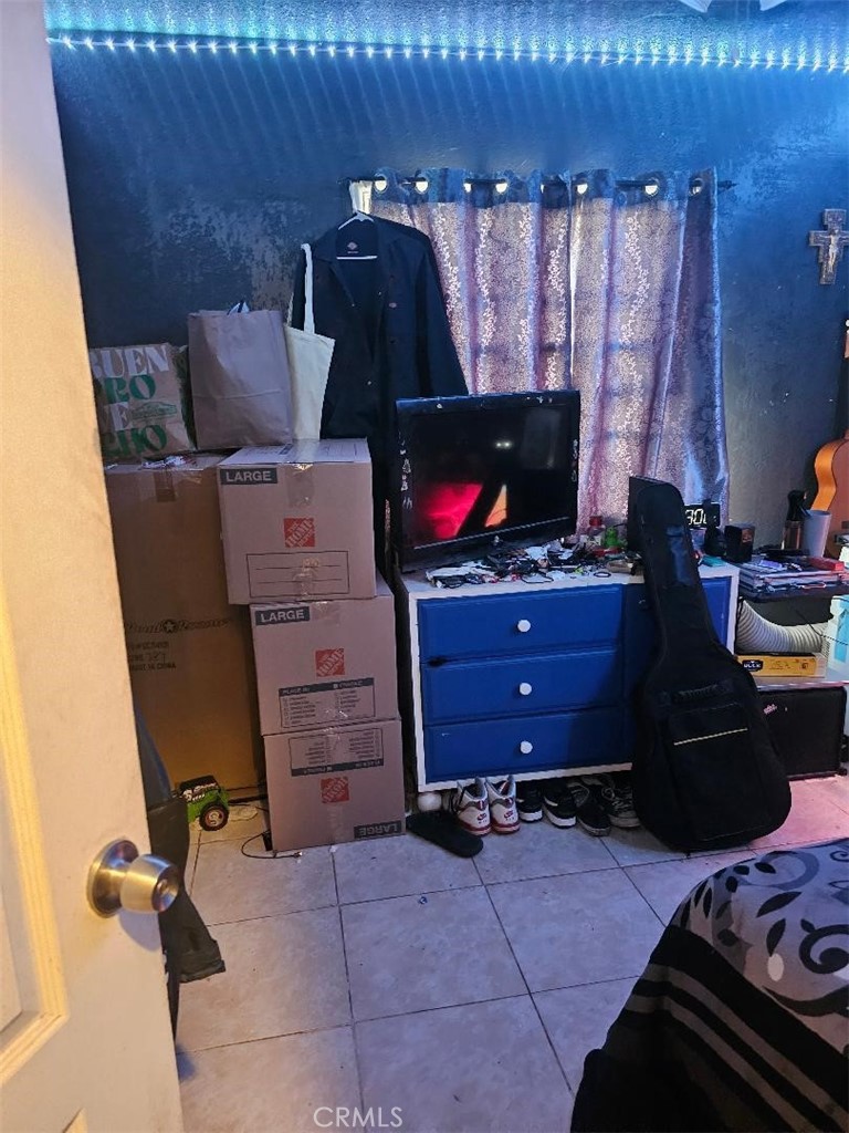 https://media.crmls.org/medias/7abe243d-55a1-4fe2-880f-a53a0d28ac96.jpg?preset=X-Large