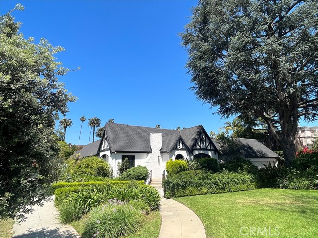 Detail Gallery Image 1 of 21 For 624 N Roxbury Dr, Beverly Hills,  CA 90210 - 4 Beds | 4 Baths