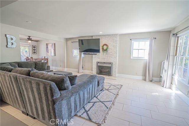 Detail Gallery Image 9 of 61 For 28816 Kenroy Ave, Canyon Country,  CA 91387 - 5 Beds | 3 Baths