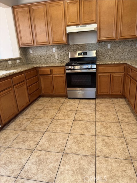 Detail Gallery Image 2 of 19 For 11946 Russell Ct, Victorville,  CA 92392 - 3 Beds | 2 Baths