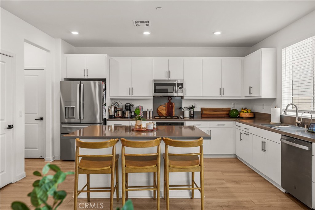 https://media.crmls.org/medias/7ac00677-2b31-4cdd-9d04-11435d229686.jpg?preset=X-Large