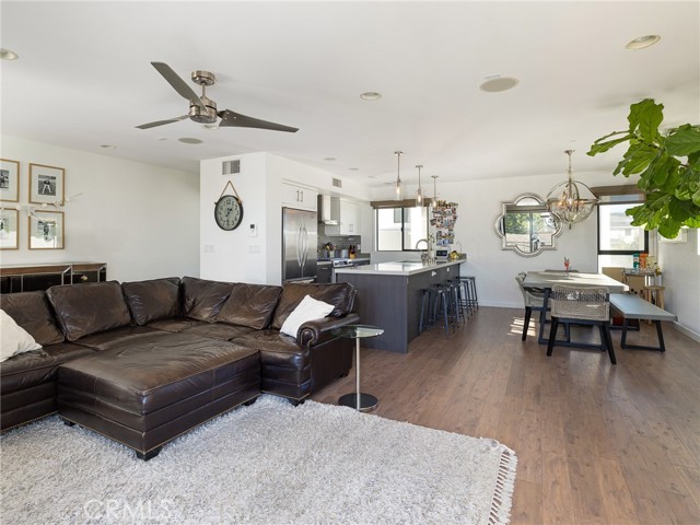 Detail Gallery Image 11 of 33 For 119 E Walnut Ave, El Segundo,  CA 90245 - 3 Beds | 2/1 Baths