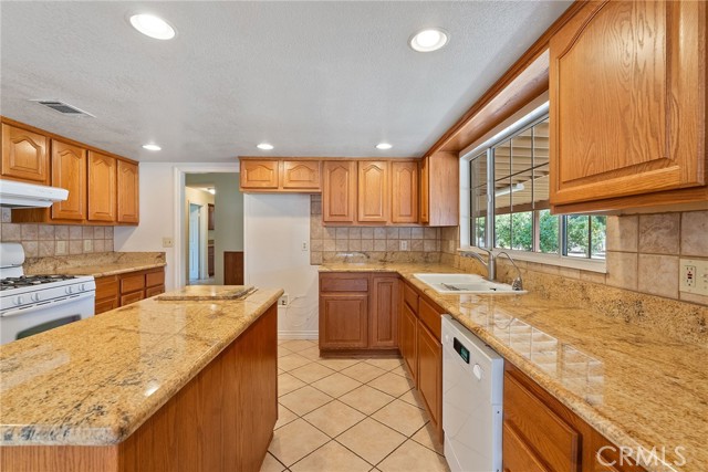 4740 Brookhill Ter, Jurupa Valley CA: https://media.crmls.org/medias/7ac66457-b1b0-4b58-81cc-d7a6cced1002.jpg