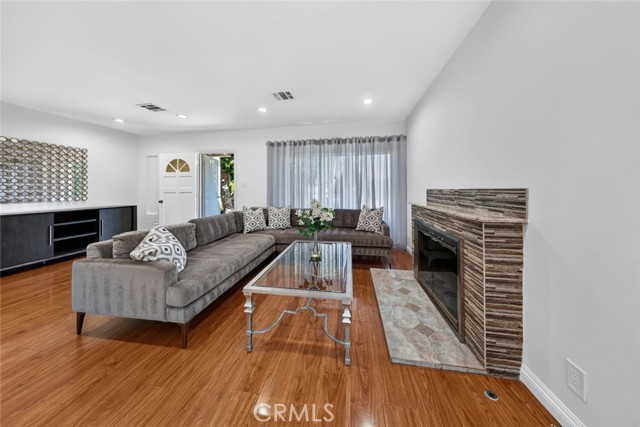 11407 Delano photo 8