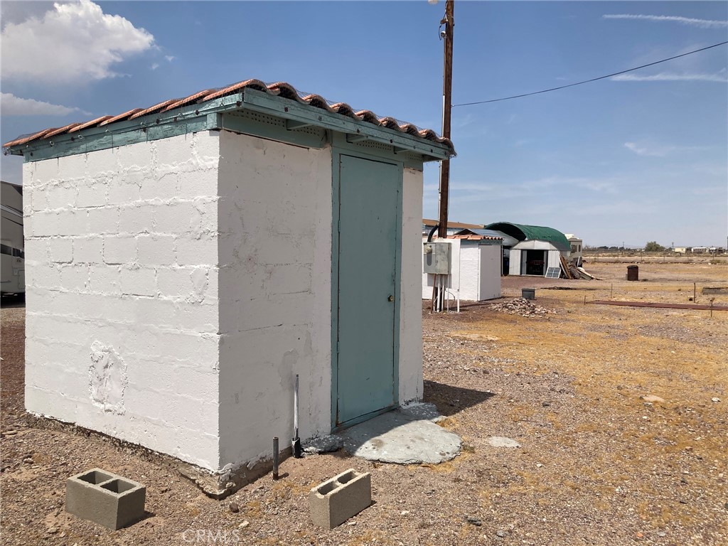 https://media.crmls.org/medias/7acb00e7-b0c5-4d11-bafc-0b72c2405873.jpg?preset=X-Large