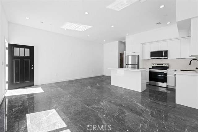 6827 Ranchito Avenue, Van Nuys CA: https://media.crmls.org/medias/7acb6171-7dff-4a9b-8144-9f05dd08428c.jpg
