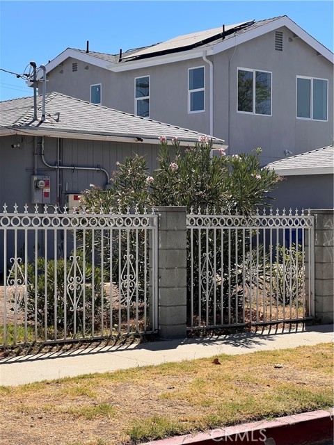 Detail Gallery Image 3 of 20 For 21700 Elkwood St, Canoga Park,  CA 91304 - 3 Beds | 3 Baths