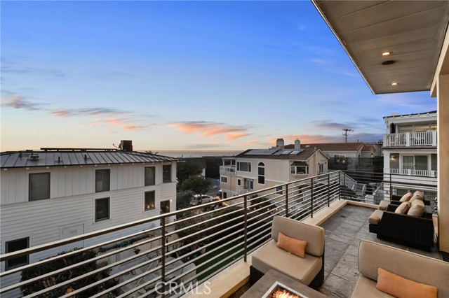 Detail Gallery Image 15 of 67 For 308 17th St, Manhattan Beach,  CA 90266 - 4 Beds | 3/1 Baths