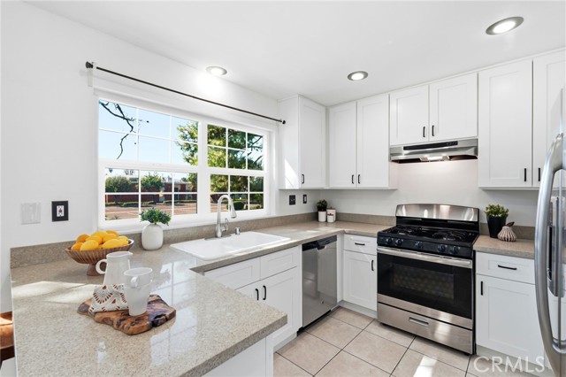 Detail Gallery Image 7 of 30 For 7304 Balboa #C,  Lake Balboa,  CA 91406 - 3 Beds | 3/1 Baths