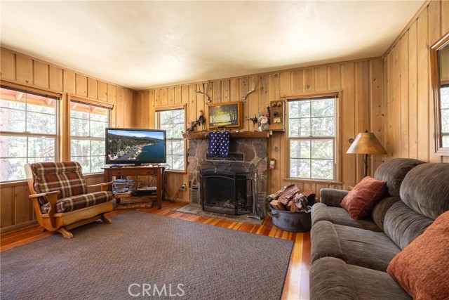 352 Big Bear Trail, Fawnskin CA: https://media.crmls.org/medias/7ad2d493-fc36-4ae3-87ac-3341707641a2.jpg