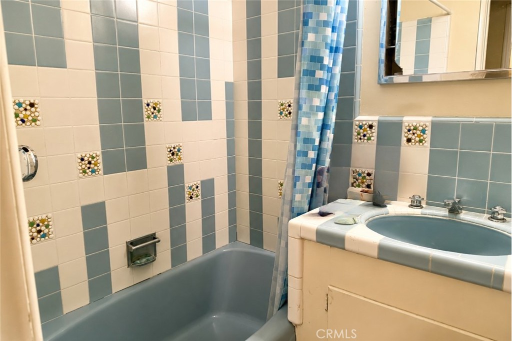 https://media.crmls.org/medias/7ad33b24-afc7-423c-9156-ece9480fd275.jpg?preset=X-Large