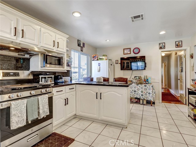 Detail Gallery Image 11 of 32 For 812 W Athens, Los Angeles,  CA 90044 - 4 Beds | 3 Baths