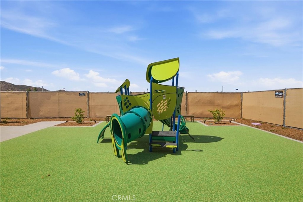 https://media.crmls.org/medias/7ad384be-7af2-4786-bf6d-4e7ecd1505c7.jpg?preset=X-Large