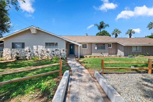 Detail Gallery Image 5 of 41 For 2111 Elsinore Rd, Riverside,  CA 92506 - 3 Beds | 2/1 Baths