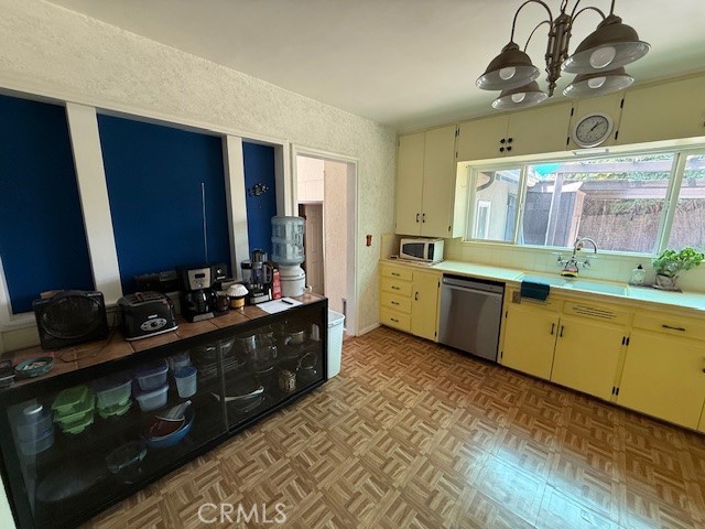 https://media.crmls.org/medias/7adb3b95-01b6-4963-ad72-cf5f625b7f45.jpg?preset=X-Large
