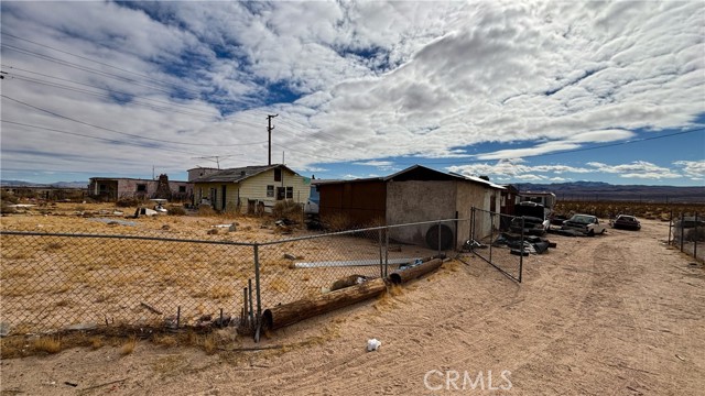 733 Ranch Rd (NEAR) Road, Yermo CA: https://media.crmls.org/medias/7adba17c-d942-491d-9421-9809c043bc16.jpg