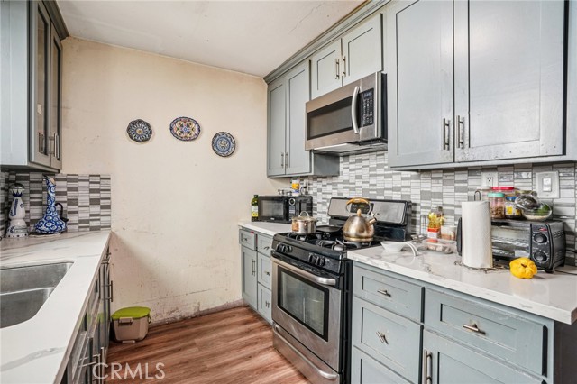 Detail Gallery Image 7 of 11 For 1046 N Bonnie Beach Pl, Los Angeles,  CA 90063 - 4 Beds | 2 Baths