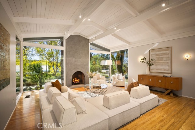Detail Gallery Image 2 of 51 For 4750 Poe Ave, Woodland Hills,  CA 91364 - 4 Beds | 4 Baths