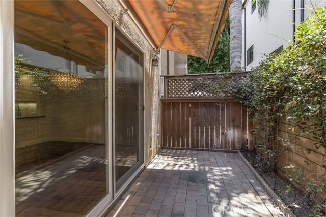 Detail Gallery Image 4 of 18 For 14526 Weddington St #103,  Sherman Oaks,  CA 91411 - 3 Beds | 3 Baths