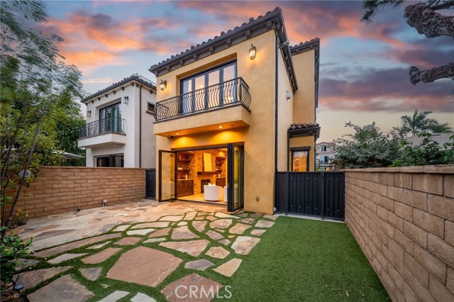 212 Baltimore Avenue, Huntington Beach CA: https://media.crmls.org/medias/7ae06f88-cb88-440a-90f3-20a253b56078.jpg
