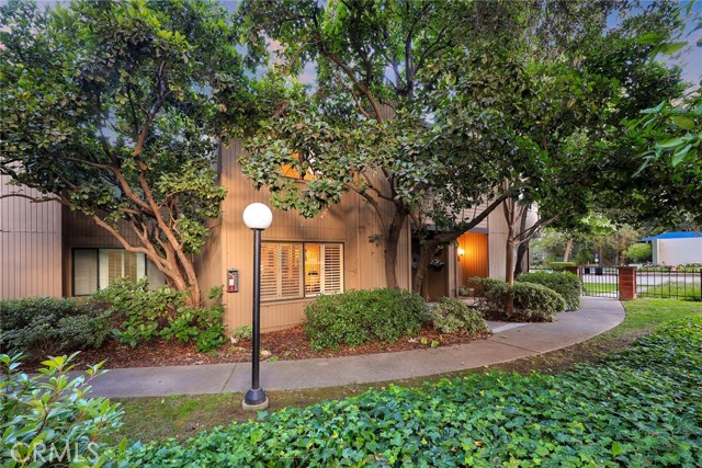 242 N Orange Grove Boulevard, Pasadena CA: https://media.crmls.org/medias/7ae754aa-ae81-4de5-b7ce-13c9d1bd3ec9.jpg