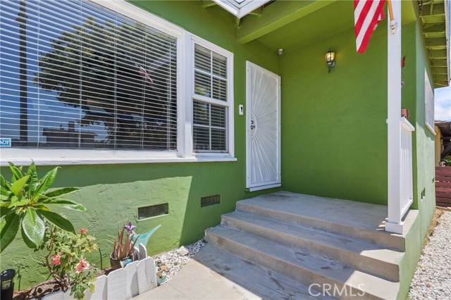 1992 Raymond Avenue, Signal Hill CA: https://media.crmls.org/medias/7ae9b092-f285-4b77-be9b-ddc4abf5eea4.jpg