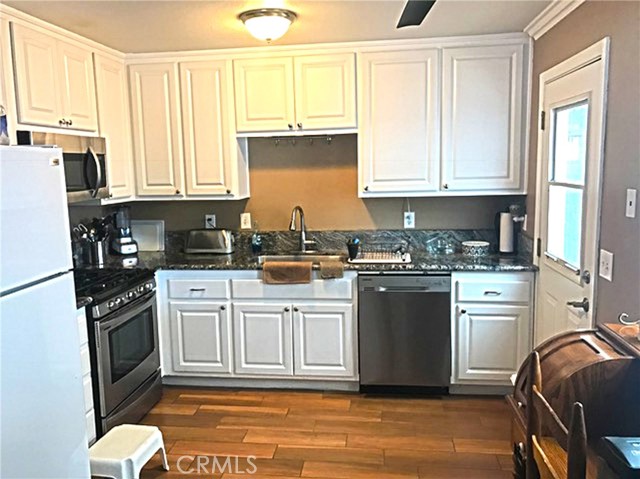 Detail Gallery Image 3 of 15 For 20011 Shorewood, Huntington Beach,  CA 92646 - 4 Beds | 2 Baths