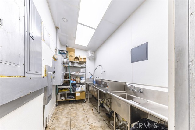 341 N Victory Boulevard, Burbank CA: https://media.crmls.org/medias/7af0225b-59d1-4425-8ec0-7ea25478e246.jpg