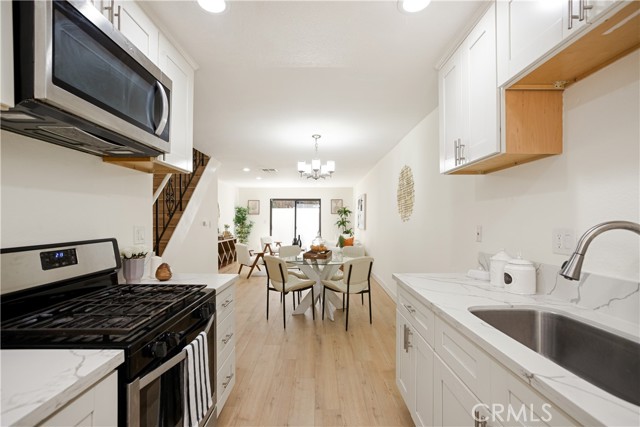 Detail Gallery Image 9 of 24 For 14803 Vanowen St #9,  Van Nuys,  CA 91405 - 2 Beds | 2 Baths