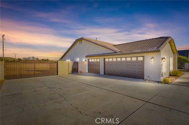 Detail Gallery Image 4 of 44 For 14305 Bochee, Apple Valley,  CA 92307 - 4 Beds | 3 Baths