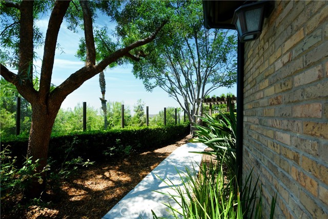 99 Fuchsia, Lake Forest CA: https://media.crmls.org/medias/7afab69e-1537-49f7-ac5b-1653ddc24386.jpg