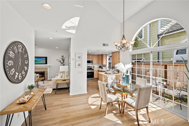 Detail Gallery Image 5 of 28 For 2563 Orange Ave #C,  Costa Mesa,  CA 92627 - 3 Beds | 2/1 Baths