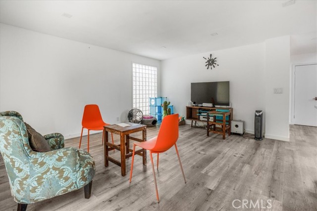 2481 S Bundy Drive, Los Angeles CA: https://media.crmls.org/medias/7afcd512-8317-477f-8935-5d9946fd263f.jpg