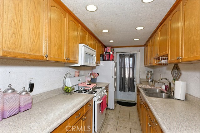 19288 3rd, Oro Grande CA: https://media.crmls.org/medias/7afce8a3-6628-4195-a6e0-16b22ce55b0a.jpg