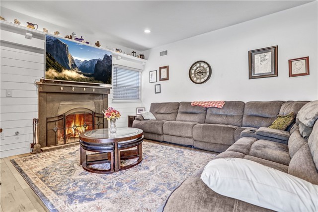 Detail Gallery Image 7 of 17 For 8308 Jason Ave, West Hills,  CA 91304 - 4 Beds | 2/1 Baths