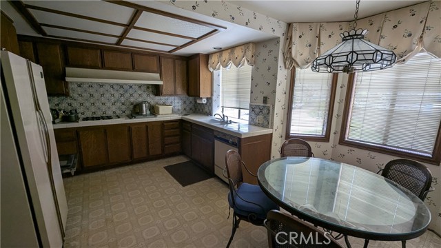Detail Gallery Image 5 of 22 For 100 S Lucia Ave #1,  Redondo Beach,  CA 90277 - 3 Beds | 3 Baths